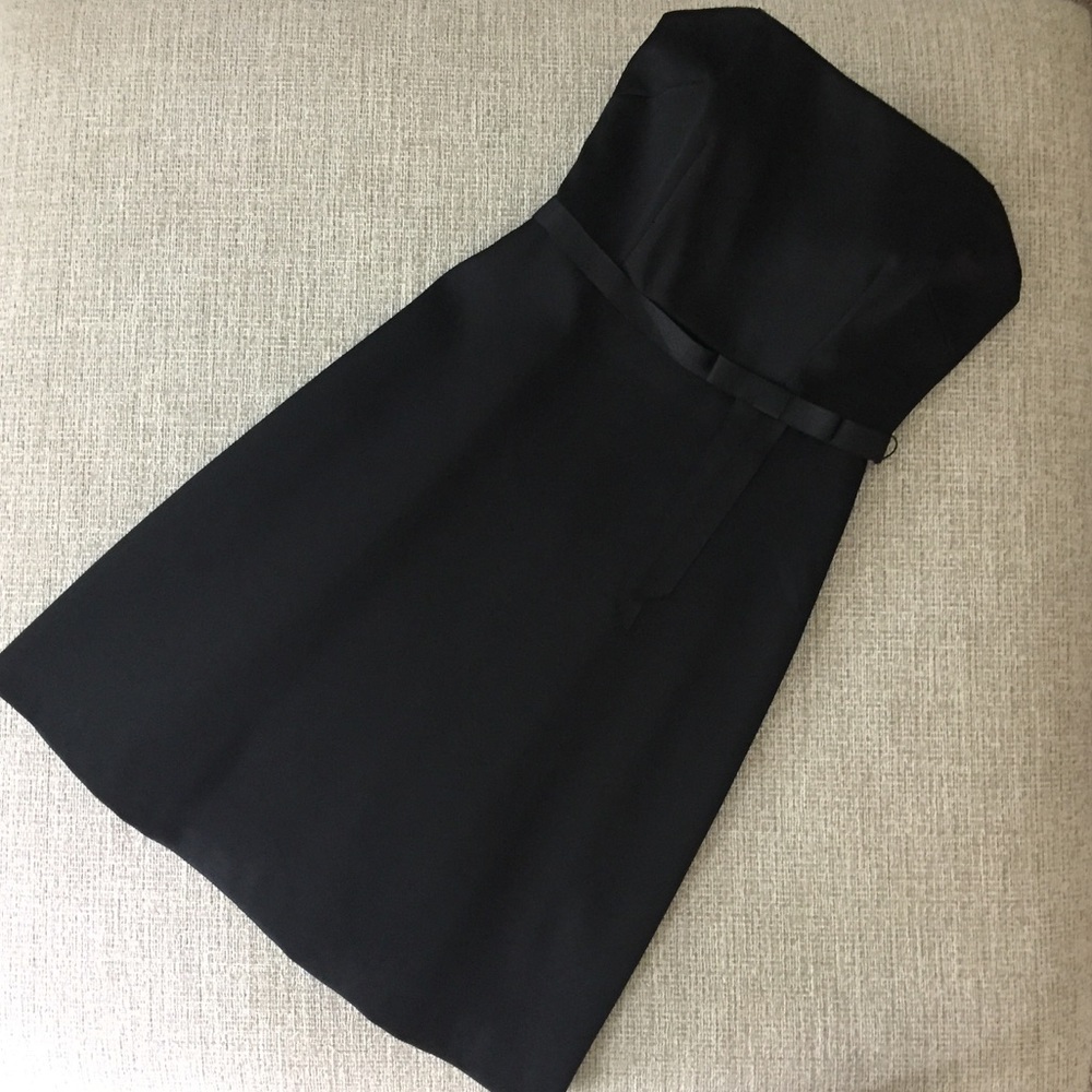 🥂Get ready for the holidays with this A-line LBD!